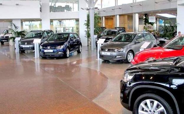 Las ventas de coches retroceden casi un 7% por la confusión sobre el modelo a adquirir