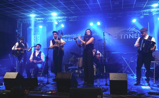 El grupo revelación en Galicia, la banda de folk Dequenvessendo ofrece su primer concierto en León