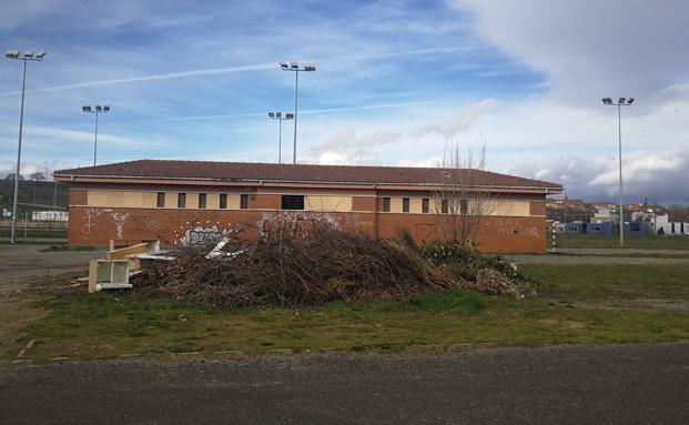 Cs denuncia el improvisado vertedero en la prolongación de calle Guzmán el Bueno de Armunia