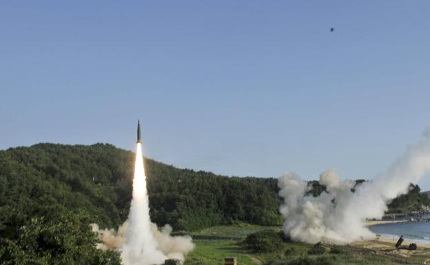 Kim Jong-un «supervisó» el disparo de misiles de largo alcance