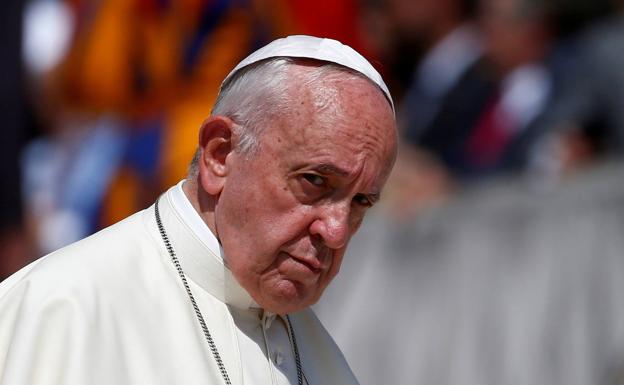 El Vaticano descarta «otras patologías» en el resfriado del Papa