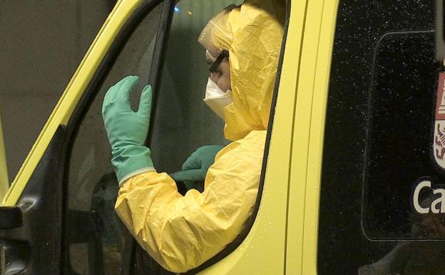 Elevan de 17 a 24 los sanitarios aislados en el Bierzo tras atender al camionero con coronavirus
