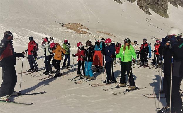 La Diputación oferta cinco cursos de esquí o snow para jóvenes de la provincia a través del programa Deslízate