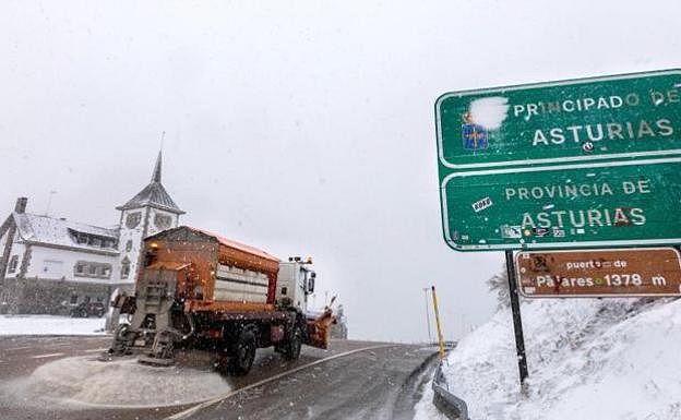 La nieve reduce la velocidad máxima en el Huerna y cierra Pajares a camiones