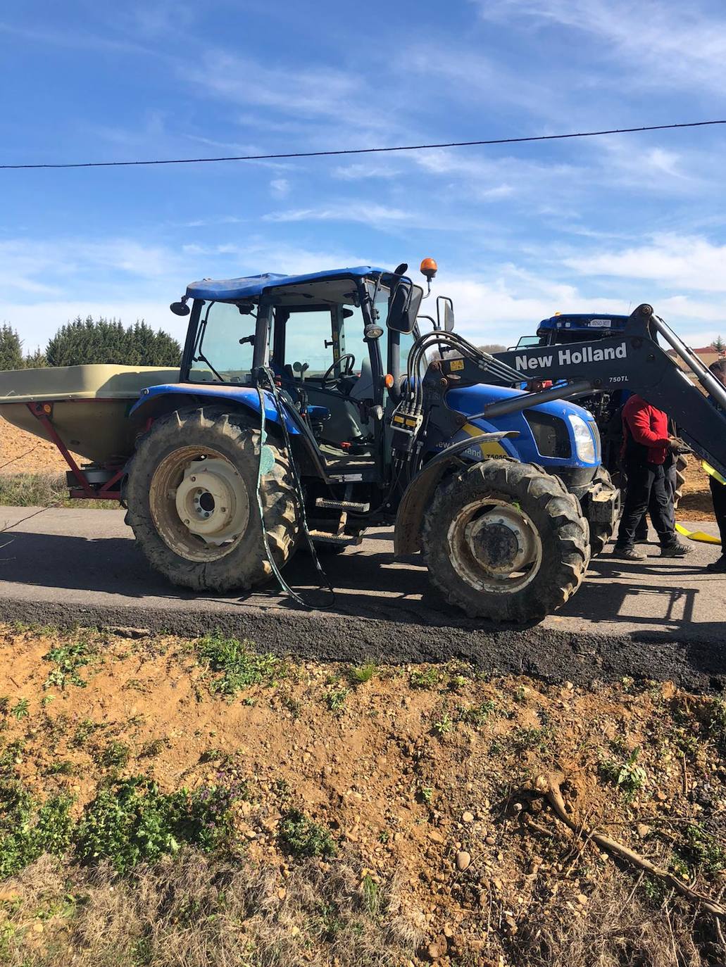 Herido un varón al volcar su tractor