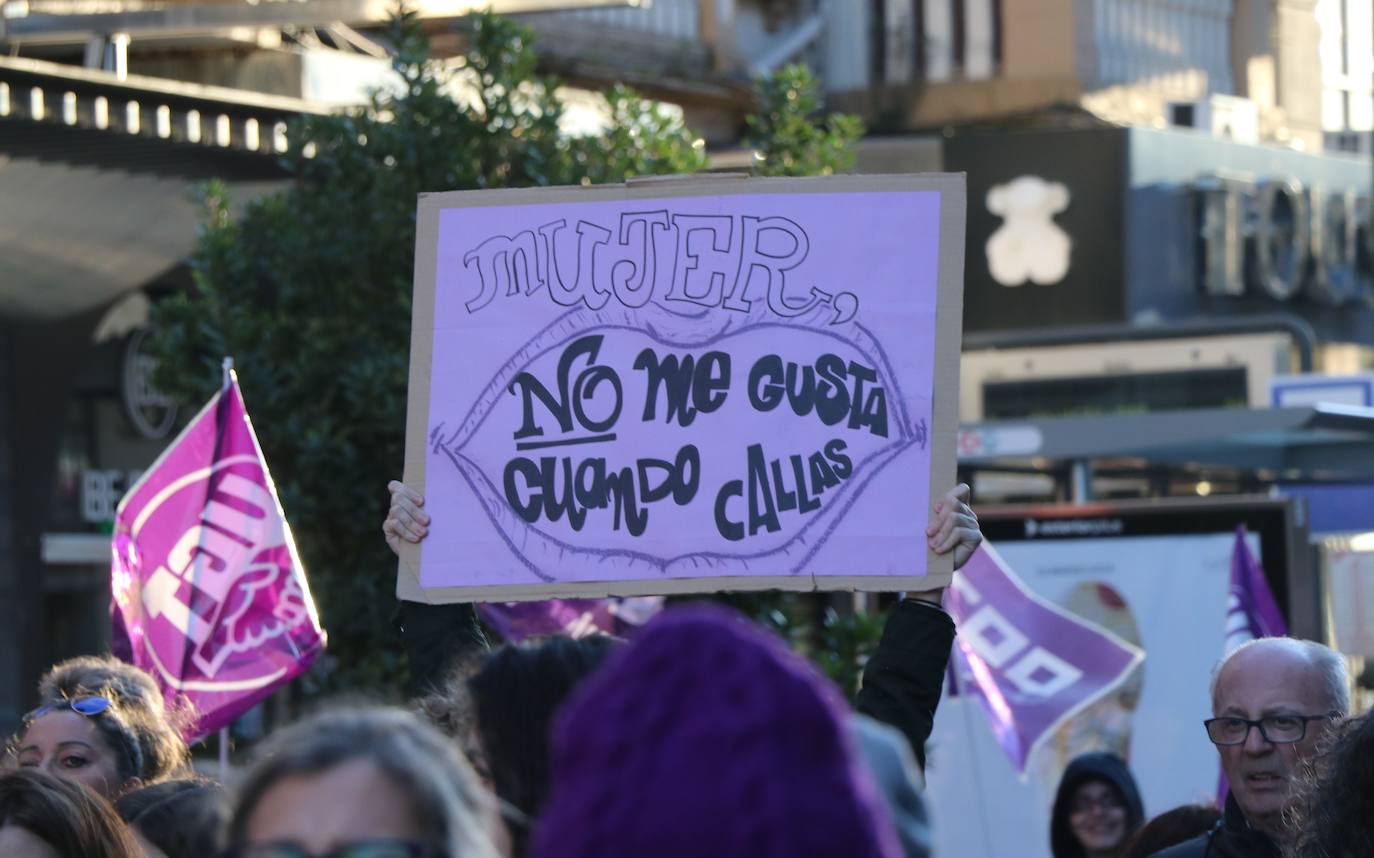 Los 'versos' en cartón del 8M leonés