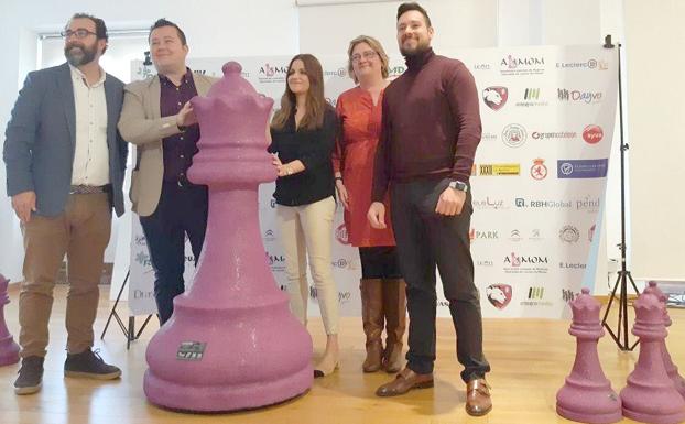 La puja de «damas solidarias» por el 8M recauda 7.000 euros para asociaciones leonesas por la mujer