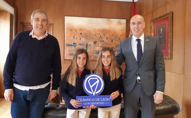 El alcalde de León recibe a las hermanas Cristina y Carmen García, dos promesas leonesas del golf