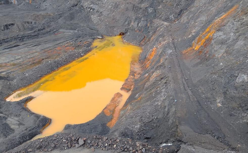 El gran lago de carbón amarillo