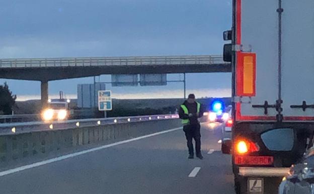El vuelco de un camión de maíz obliga a cortar la León-Burgos a la altura de Vega de Infanzones