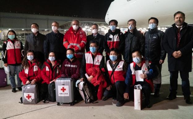 Imagen de los doctores chinos llegados a Italia.