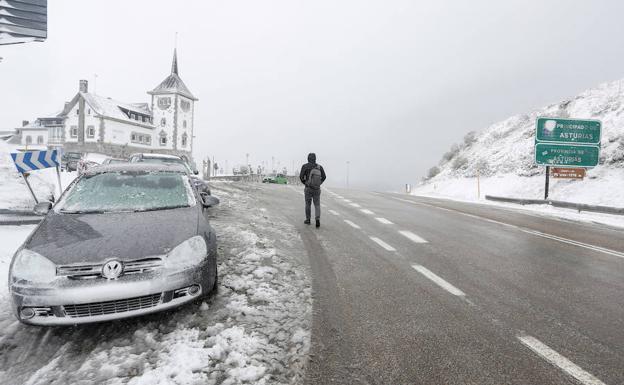 La nieve obliga a usar cadenas en Pajares y complica la circulación por una veintena de tramos viarios