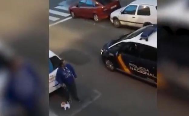 La Policía Nacional apercibe a un hombre por salir a pasear con un perro de peluche en Palencia