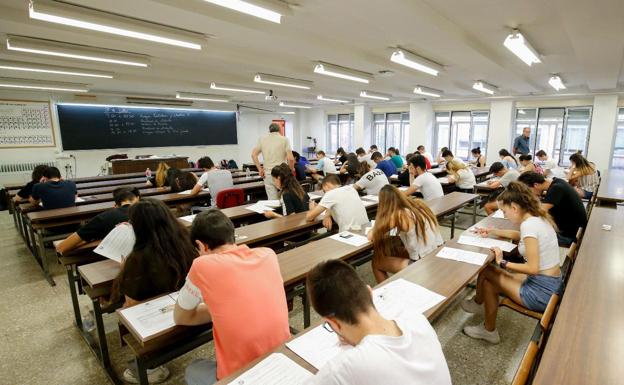 Más de 2.100 alumnos pendientes en León de las autoridades educativas y el posible retraso de la Ebau