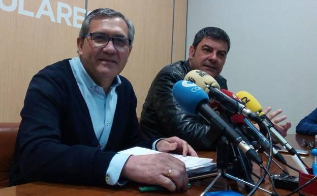 El PP de Cacabelos critica a SxC por «pretender dictar» su línea política de oposición