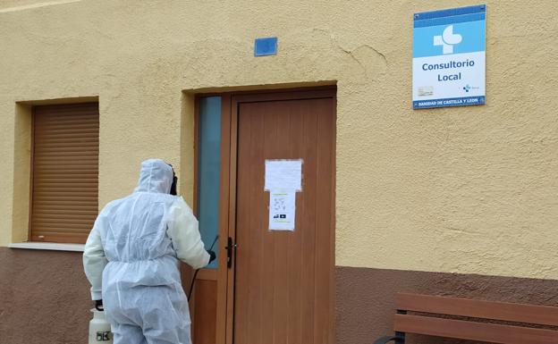 Cuadros desinfecta sus consultorios médicos y lo hará con sus calles la próxima semana