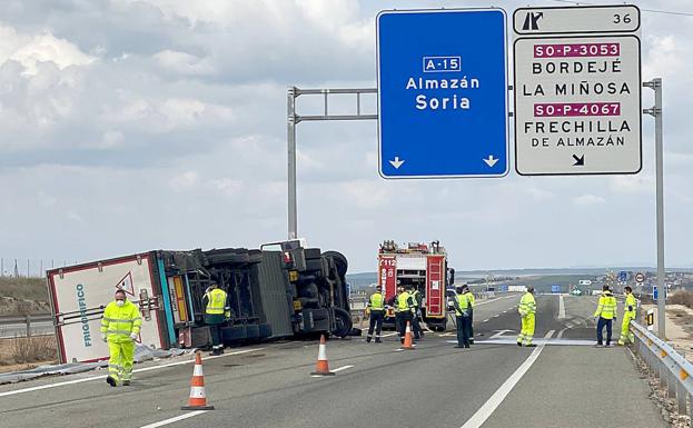Fallece el conductor de un camión al salirse de la vía en la A-15, en Frechilla de Almazán