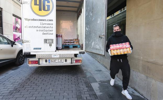 Los hosteleros extienden su campaña de recogida de bebidas a los barrios