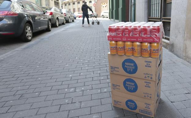 Los hosteleros de León donan productos de primera necesidad para las personas acogidas en el pabellón de San Esteban