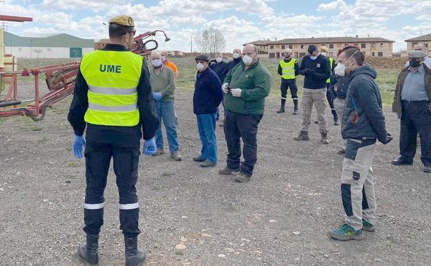 La UME forma a agricultores en Santa María del Páramo para mejorar limpieza y desinfección