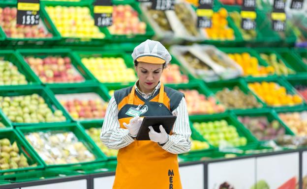 Mercadona dará prioridad a partir de este jueves a sanitarios, Fuerzas de Seguridad y al personal social en sus compras