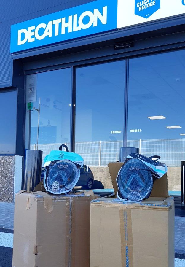 Decathlon entrega al Hospital de León dos cajas de máscaras para pacientes