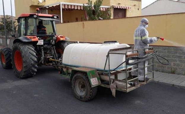 Agricultores de Audanzas del Valle, Villaquejida y Villafer desinfectan las calles de sus pueblos con sus tractores