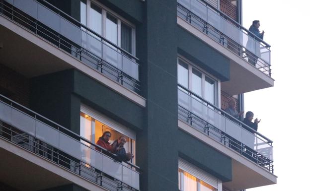 León sale a la ventana y resiste ante el coronavirus