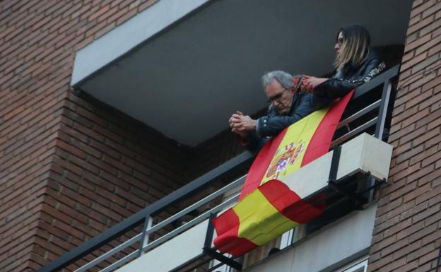 Manolo Escobar y su 'Viva España' amenizan el primer aplauso sanitario con claridad en León