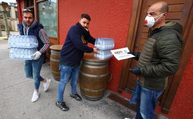 La asociación Hostelería de León recoge bebidas para el Hospital del Bierzo en Ponferrada y Bembibre