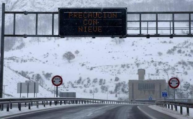 La nieve obliga a extremar la precaución en la autopista de Asturias desde Valverde de la Virgen