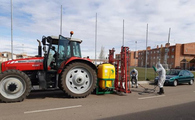 Santa María del Páramo refuerza las labores de desinfección con la colaboración de los agricultores