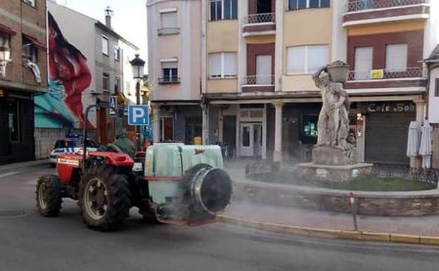 Los agricultores colaboran en las tareas de desinfección de las calles de Cacabelos frente al Covid-19