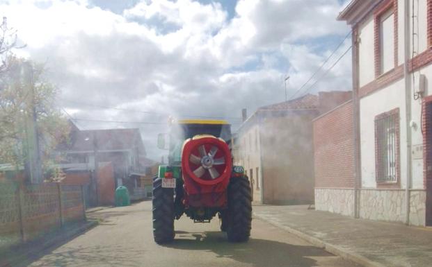 Llamas de la Ribera desinfecta las calles y los lugares más concurridos