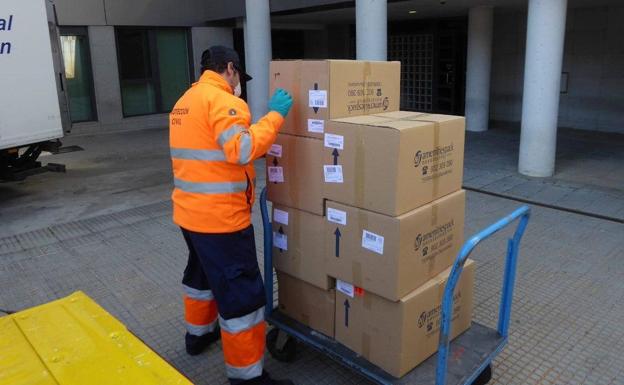 Una docena de hoteles de León donan gorros de ducha y guantes al Complejo Asistencial