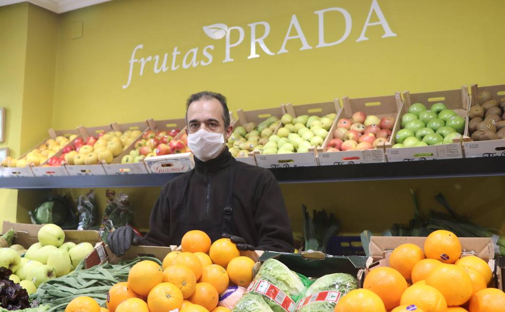 Mario, un frutero de barrio contra la alarma