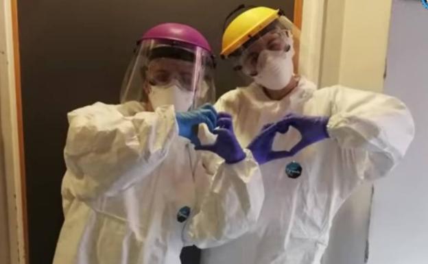 La Policía Municipal de Ponferrada rinde homenaje a los «héroes» que cada día 'se dejan la piel' en el Hospital del Bierzo