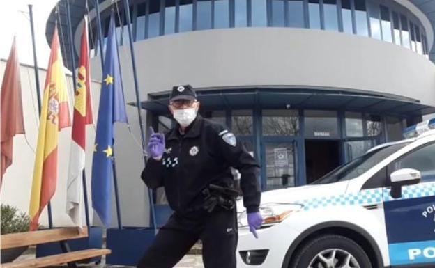 Pepe 'Spencer', el policía local que anima a sus vecinos bailando