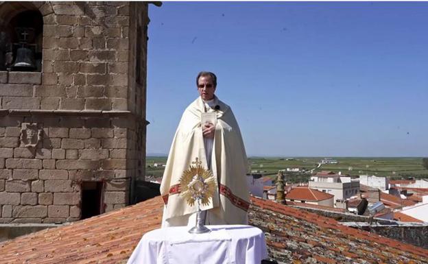 Un cura se sube al tejado para bendecir a su pueblo