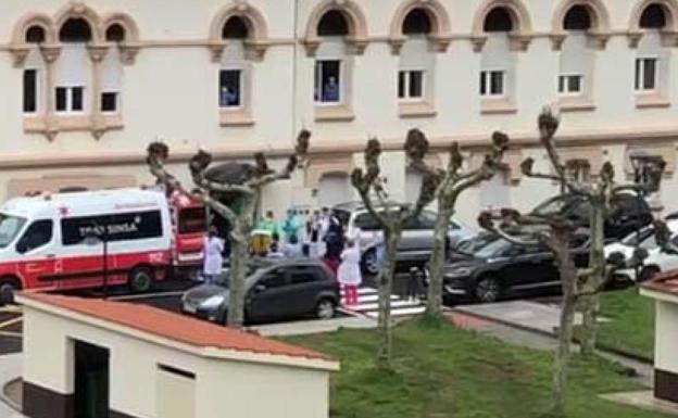 Una leonesa de 87 años, primera alta por Covid-19 del Hospital de Avilés