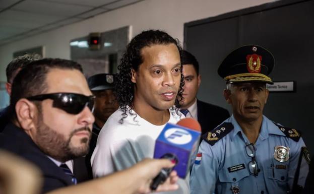 Ronaldinho cumple un mes encarcelado en Paraguay