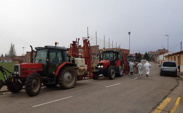 Los agricultores de Santa María del Páramo colaboran en una nueva desinfección de las calles de la localidad