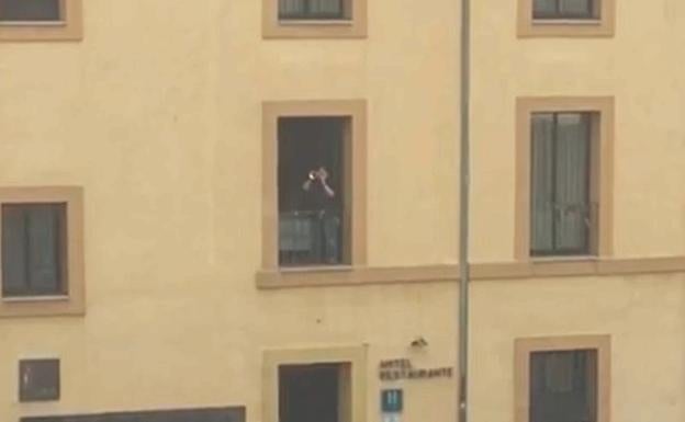 El sonido de la corneta llena Las Carbajalas en el confinamiento