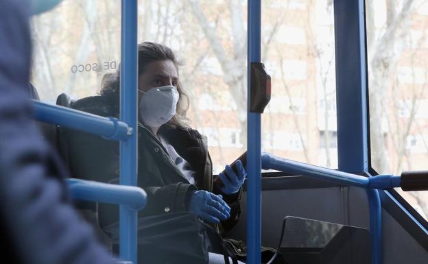 Sanidad aconseja desinfectar el móvil o las gafas al llegar a casa