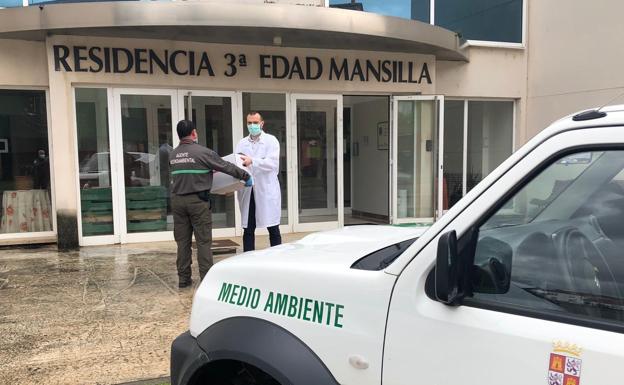 La Junta entrega material a los centros sanitarios y residencias de mayores durante la Semana Santa