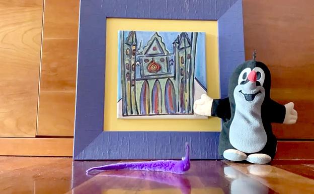 Elena, la enfermera del Hospital de León que hace cuentos para los más pequeños