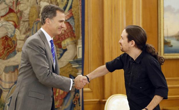 Iglesias carga contra el Rey y censura que un jefe del Estado se vista de militar