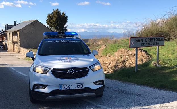 La Policía Local patrulla los pueblos de Ponferrada para animar a los vecinos y verificar el cumplimiento de las medidas del Estado de Alarma