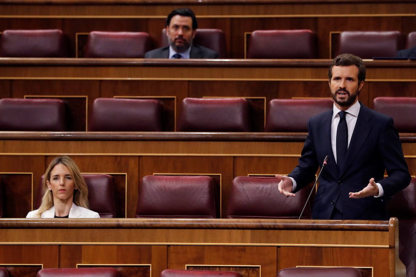 Sánchez apela a la unidad política y Casado replica: «De usted no se fía nadie»