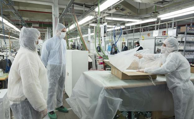 El Corte Inglés reconvierte su taller de costura de Madrid para confeccionar mascarillas de protección